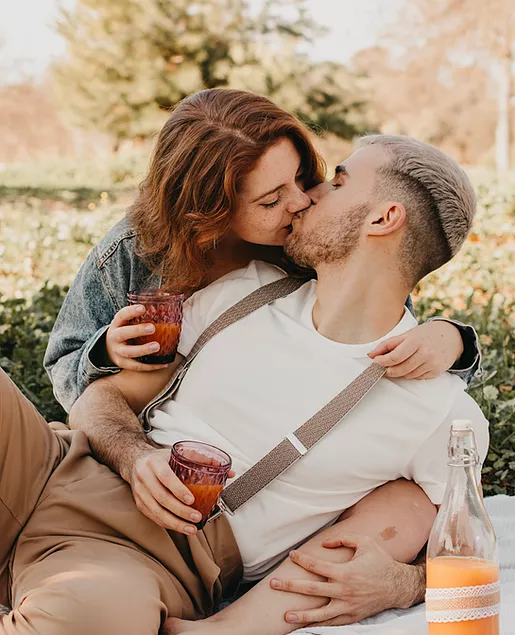 Foto pareja besandose